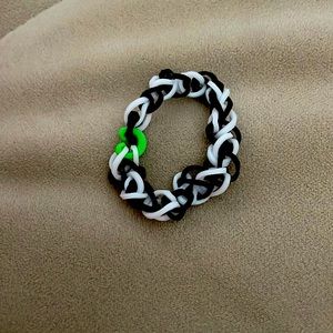 Braclet color black and white 10$ brand Lilys slays . Com good quality